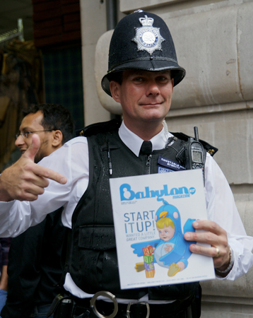 Policía londinense con un ejemplar de Babylon Magazine